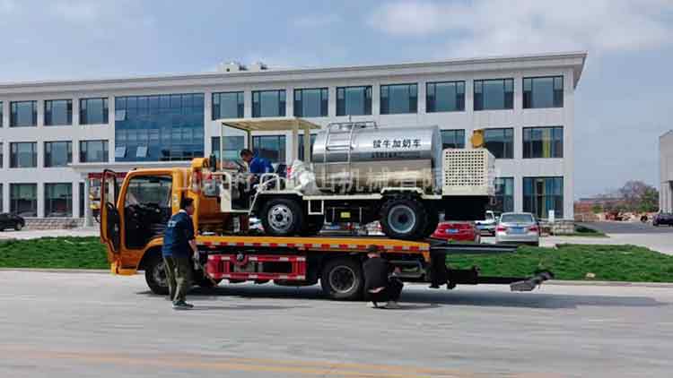 一臺(tái)時(shí)力犢牛加奶車發(fā)貨河北某牧場